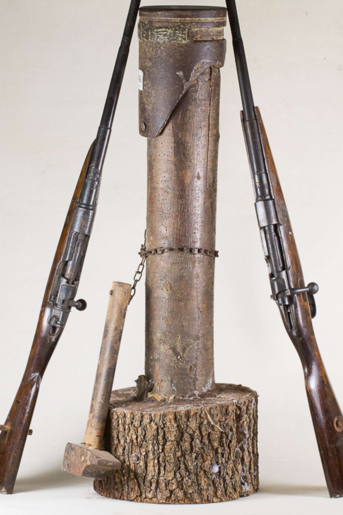 Fucili Mauser K98 modificati da caccia, appoggiati ad incudine e martelllo